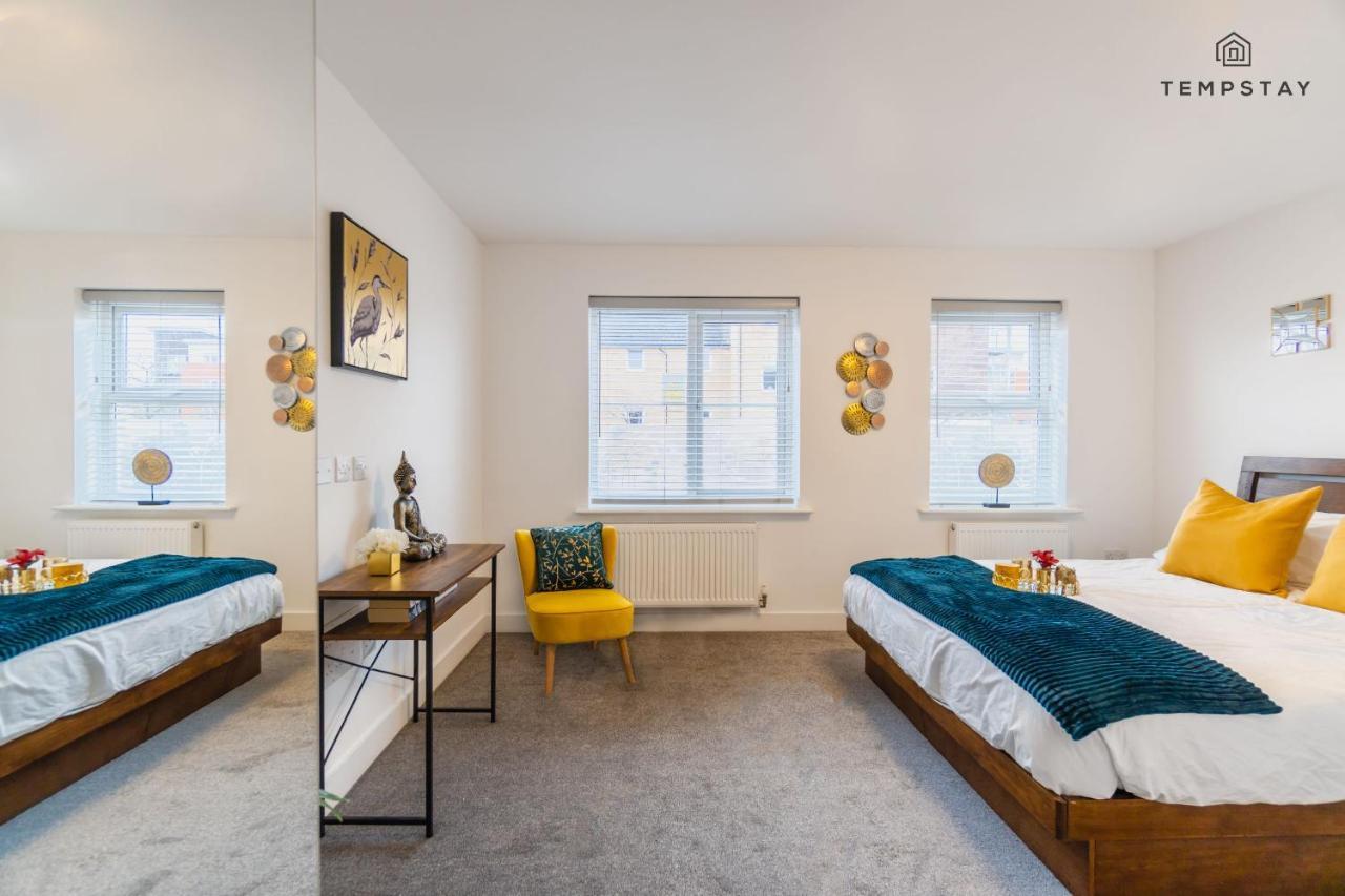 Stylish 4 Bed Family Home At Madejski, Reading University ภายนอก รูปภาพ